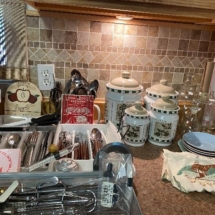Lots of nice clean kitchen items
