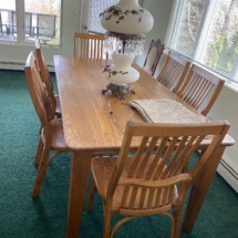 Nice oak dining room table and chairs Very well made!