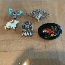 Lots of vintage brooches