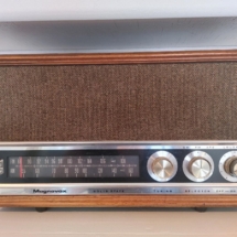 Vintage Magnavox radio - clean and works great!